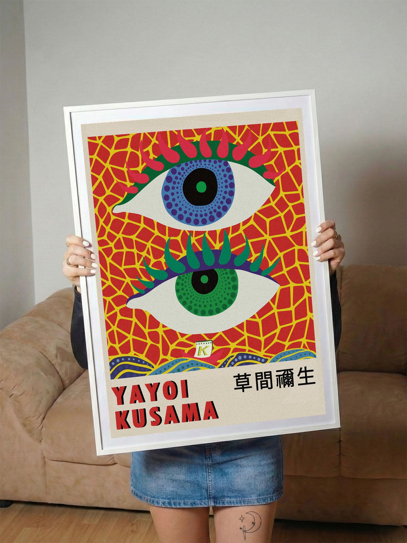 Yayoi Kusama'nın imzası olan, kırmızı zemin üzerinde mavi ve yeşil göz motifli, canlı renkli modern sanat posteri.