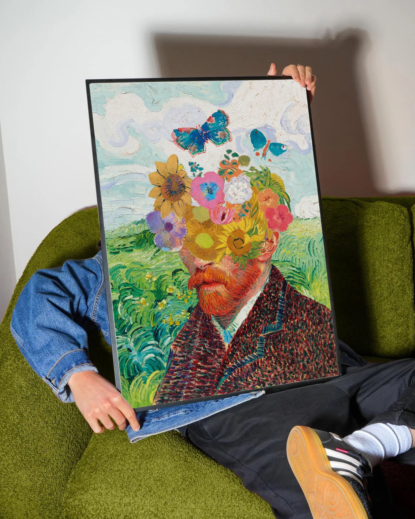 Van Gogh'un çiçek ve kelebeklerle süslenmiş, impressionist tarzda, canlı renkli portre posteri.