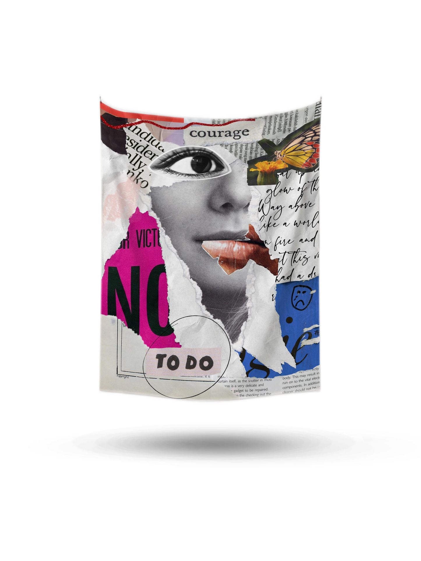 Siyah beyaz kadın yüzü, 'courage', 'NO' metinleri ve kelebek detaylı, pembe mavi tonlarında modern kolaj duvar örtüsü.