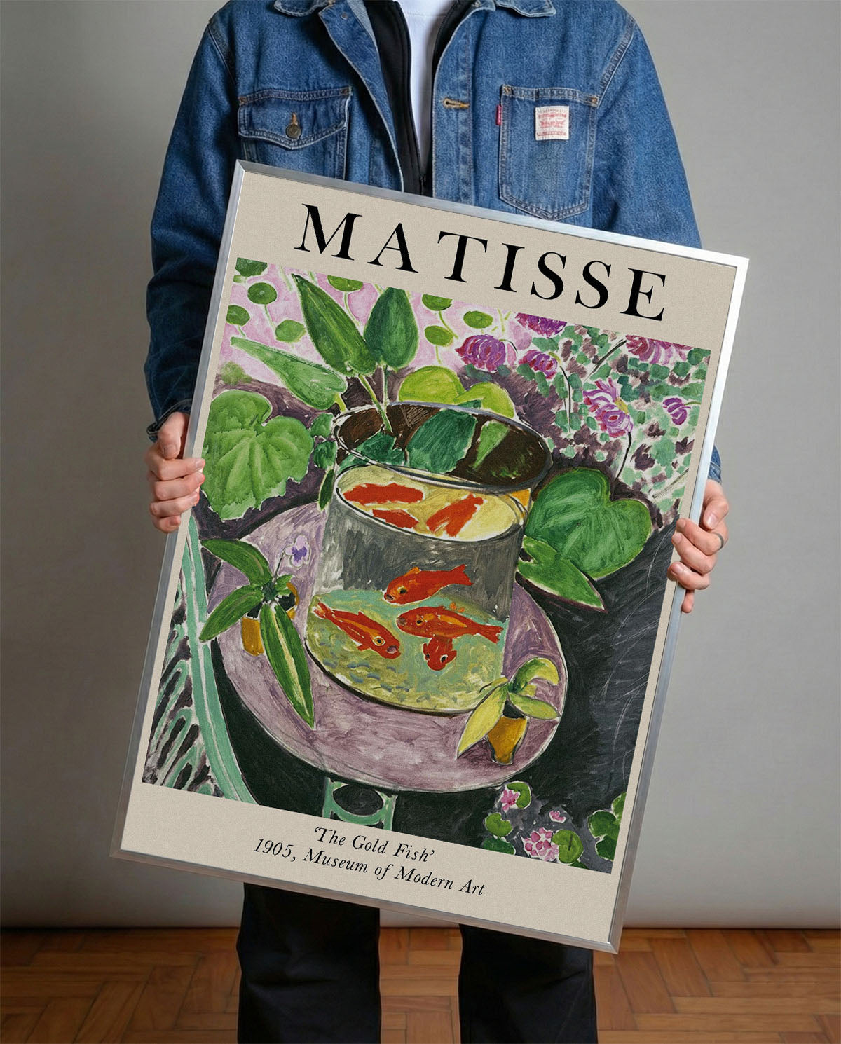 Henri Matisse'in 'The Gold Fish' tablosunu gösteren, canlı turuncu balıklar ve yeşil bitkiler içeren sanatsal poster.