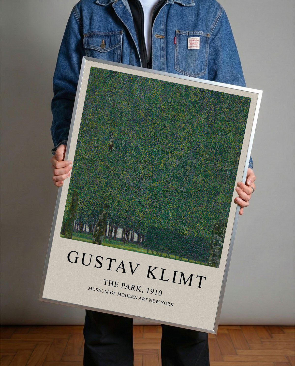 Gustav Klimt'in 'The Park, 1910' tablosunu gösteren, yeşil tonlarında, ağaç motifli modern çerçeveli poster.