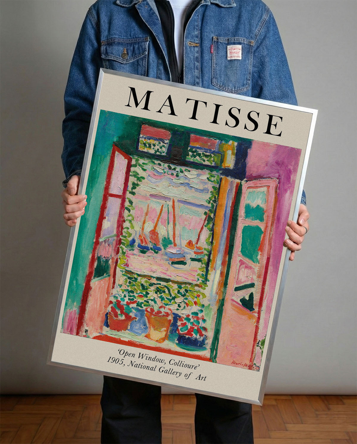 Henri Matisse'in 'Open Window, Collioure' tablosunu gösteren, canlı renkli, Fauvist tarzda pencere manzarası posteri.