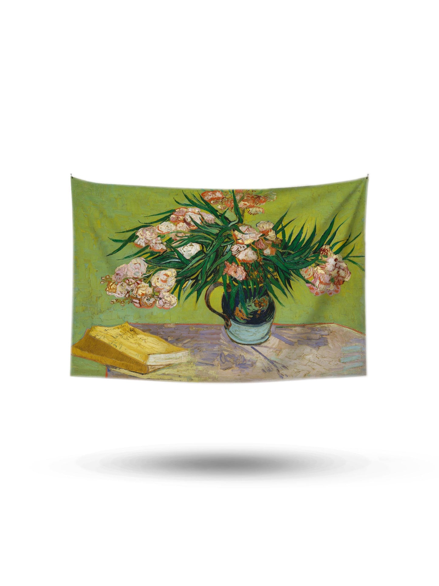 Van Gogh tarzı, yeşil zemin üzerinde pembe çiçekli oleander vazosu ve sarı kitap detaylı duvar örtüsü.