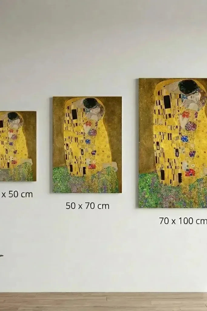 altın ve renkli desenlerle öpüşen çift resmi