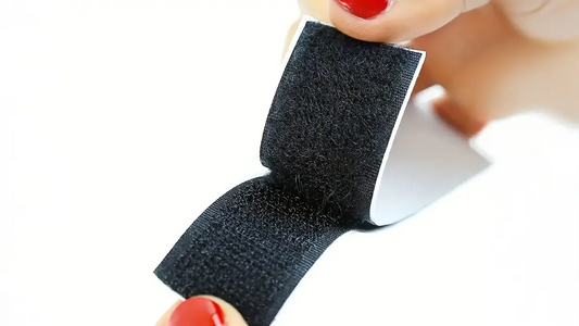 Kırmızı oje sürülmüş ellerde siyah cırt bant açılması detaylı makro çekim kokteyl tablo