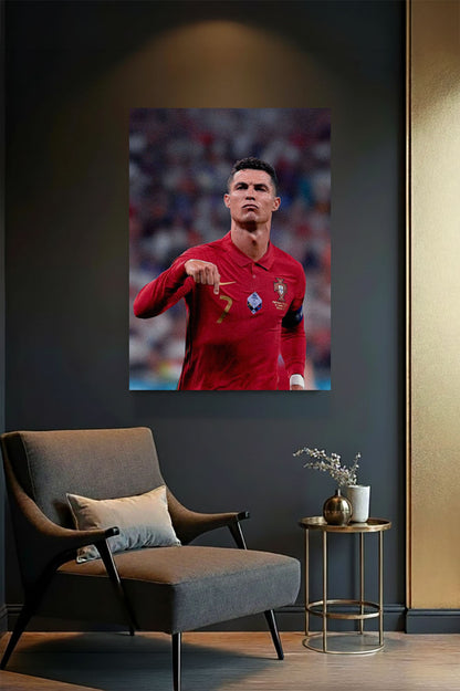 Kırmızı forma içerisinde kararlı duruş sergileyen Cristiano Ronaldo figürlü kanvas tablo