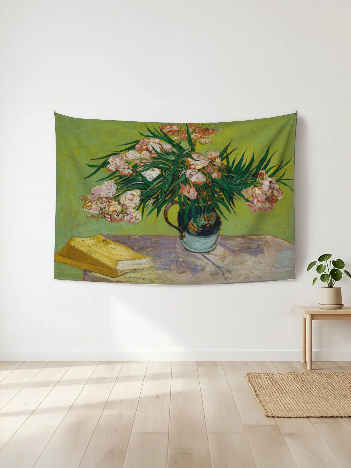 Van Gogh tarzı, yeşil zemin üzerinde pembe çiçekli oleander vazosu ve sarı kitap detaylı duvar örtüsü.