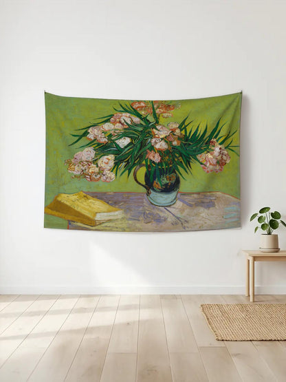 Van Gogh tarzı, yeşil zemin üzerinde pembe çiçekli oleander vazosu ve sarı kitap detaylı duvar örtüsü.