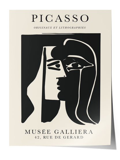 Siyah çerçeveli, bej arka plan üzerinde Picasso'nun soyut siyah beyaz kadın yüzü çizimi posteri.