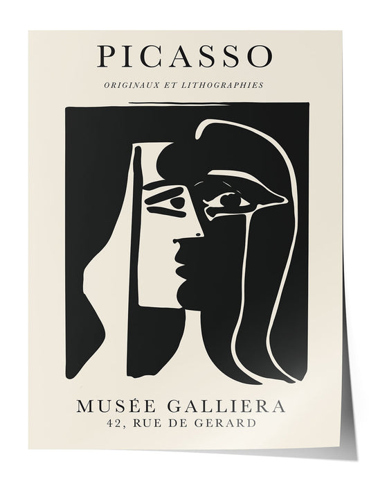Siyah çerçeveli, bej arka plan üzerinde Picasso'nun soyut siyah beyaz kadın yüzü çizimi posteri.