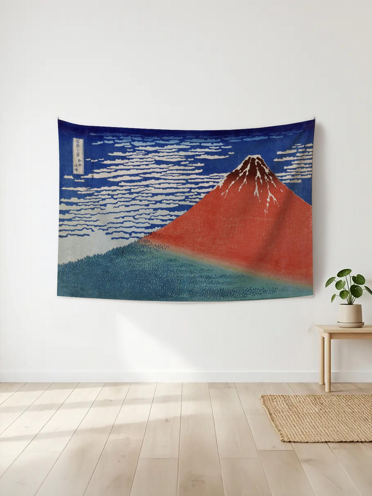 Hokusai'nin Kızıl Fuji Dağı tablosunu yansıtan, kırmızı, mavi ve yeşil tonlarında Japon sanatı duvar örtüsü.