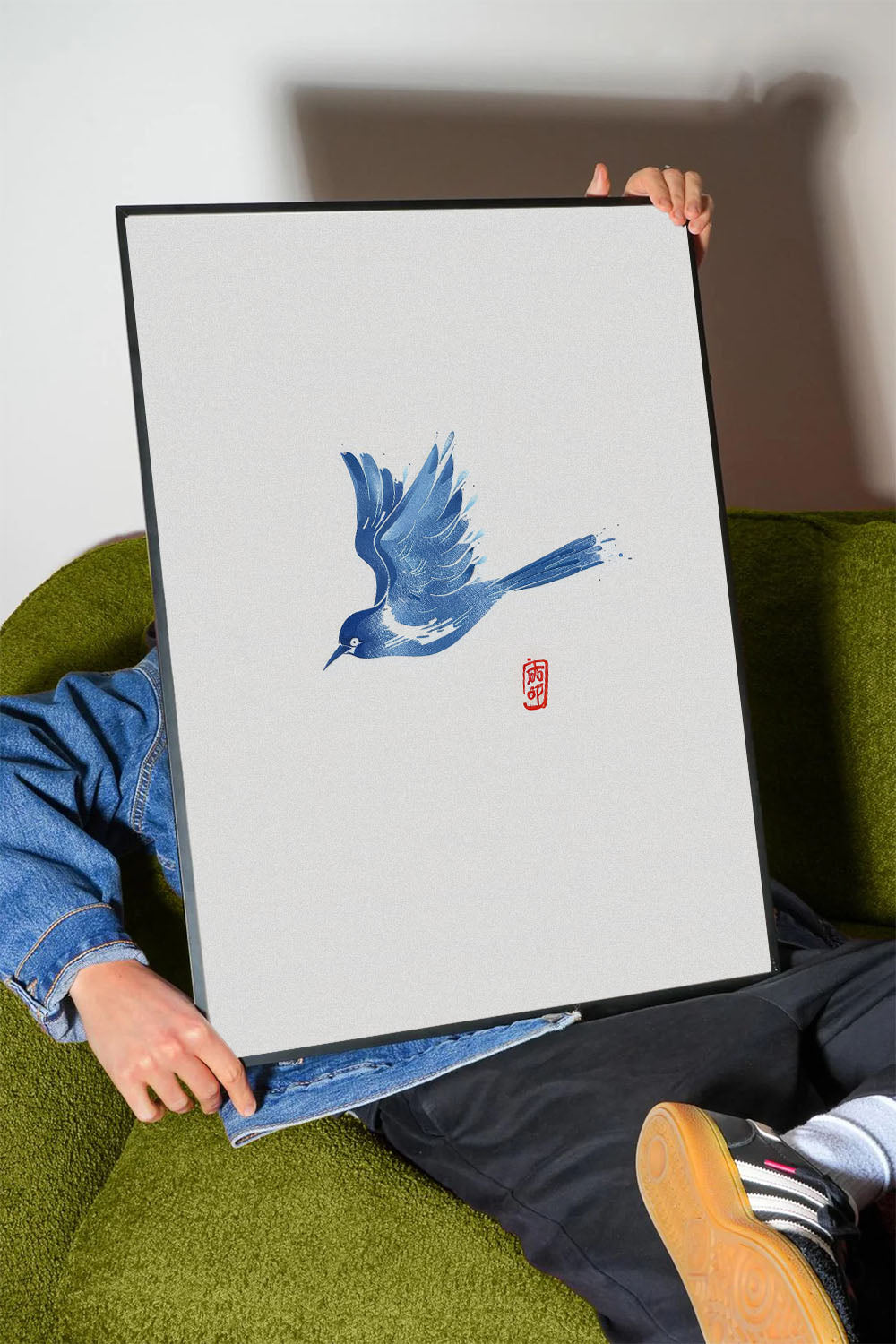Mavi suluboya tarzı uçan kuş desenli, minimalist siyah çerçeveli modern tablo