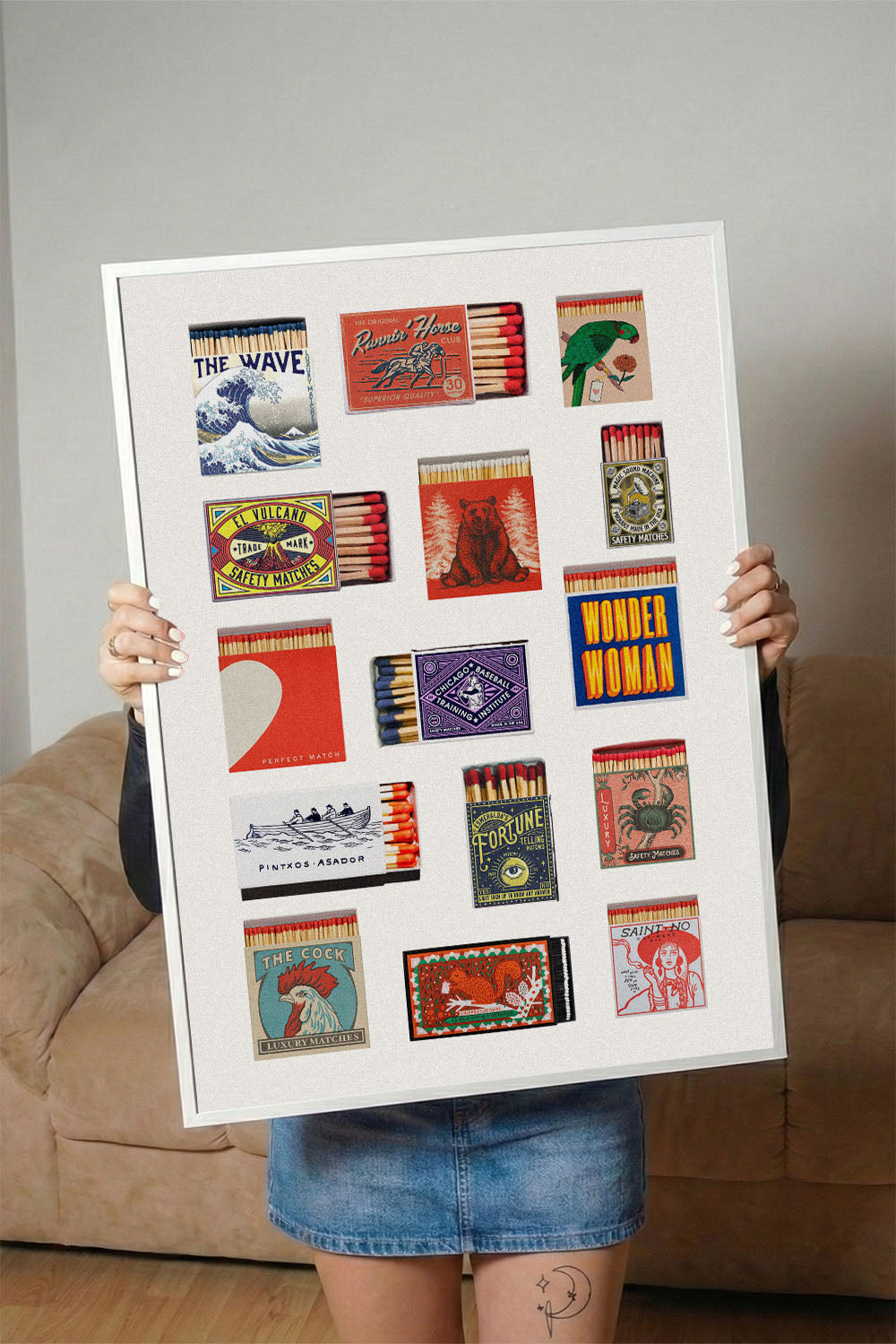 Siyah çerçeveli, beyaz paspartu içinde vintage kibrit kutusu desenlerinden oluşan kolaj tablo