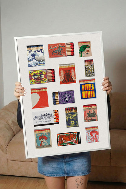 Siyah çerçeveli, beyaz paspartu içinde vintage kibrit kutusu desenlerinden oluşan kolaj tablo