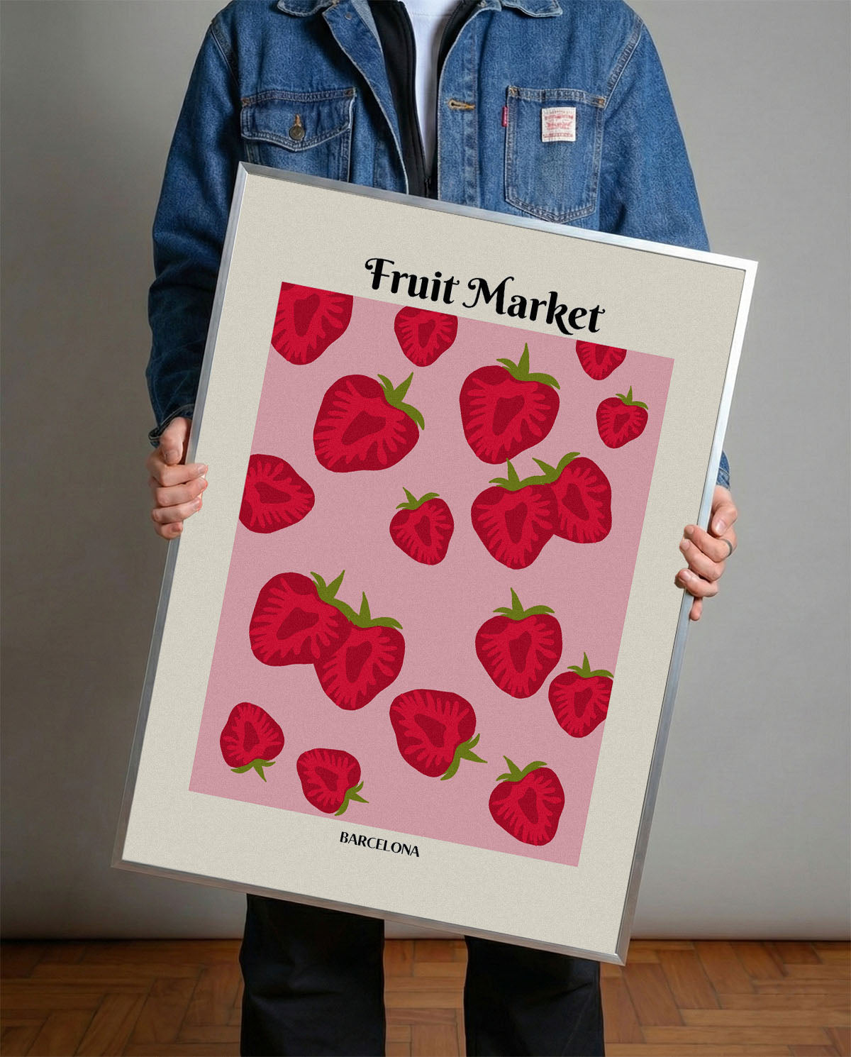 Çerçeveli pembe zeminli, kırmızı çilek desenli 'Fruit Market Barcelona' posteri