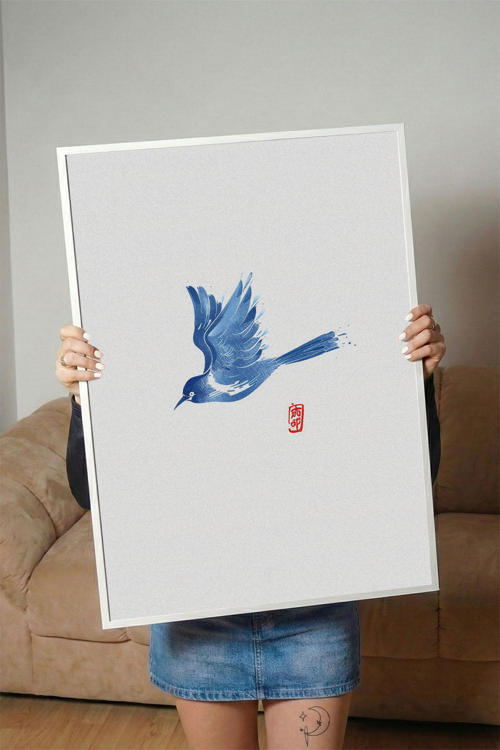 Mavi suluboya tarzı uçan kuş desenli, minimalist siyah çerçeveli modern tablo