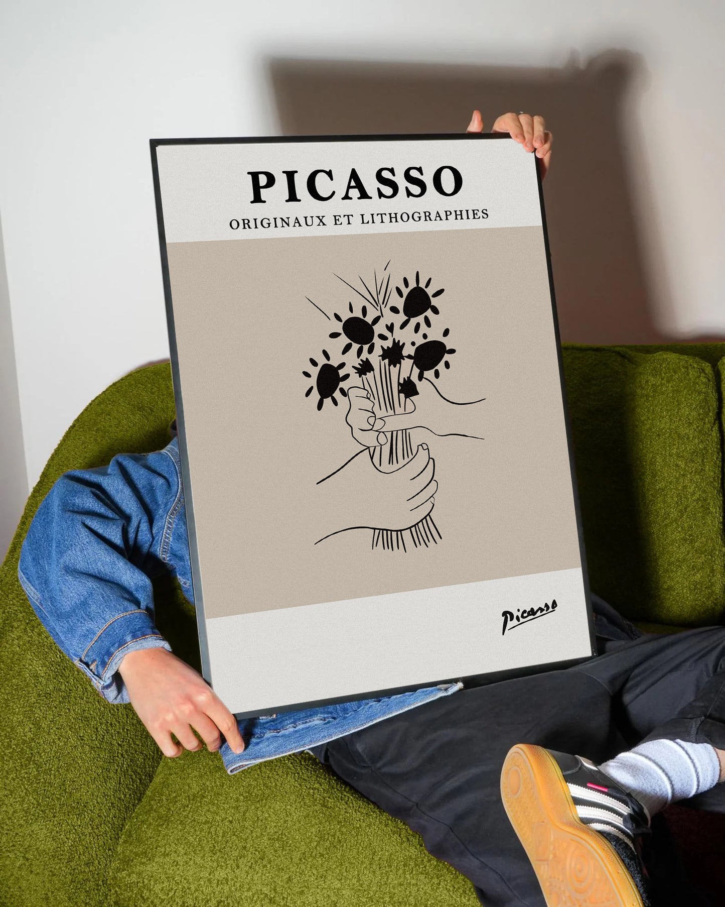 Picasso'nun minimalist çizim stilinde, ellerinde çiçek buketi tutan figürlü bej tonlarında sanatsal poster.