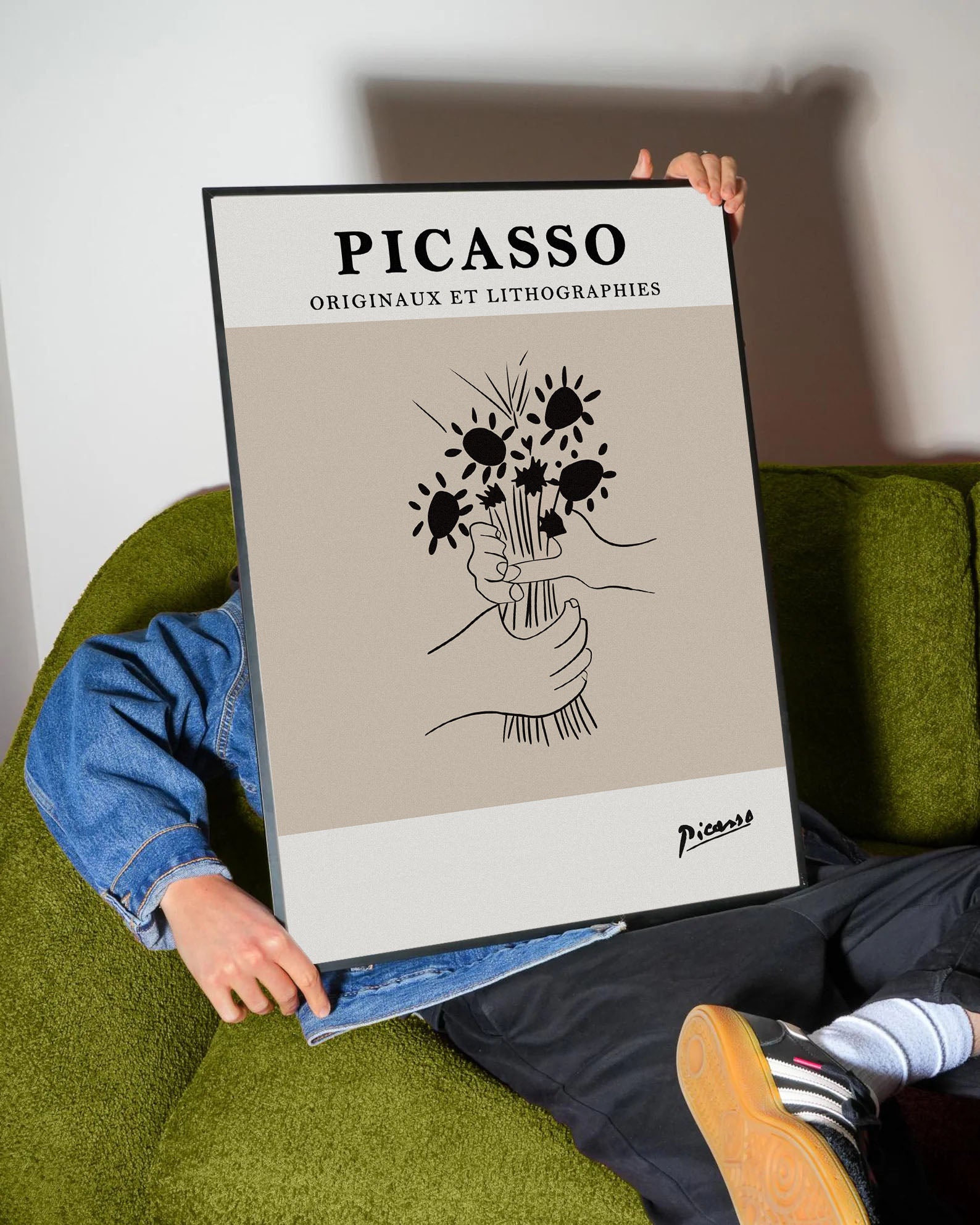 Picasso'nun minimalist çizim stilinde, ellerinde çiçek buketi tutan figürlü bej tonlarında sanatsal poster.