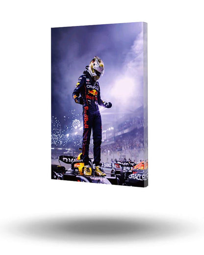 Koyu mor ve kırmızı tonlarda, Red Bull F1 yarışçısının zafer anını yansıtan modern kanvas tablo.