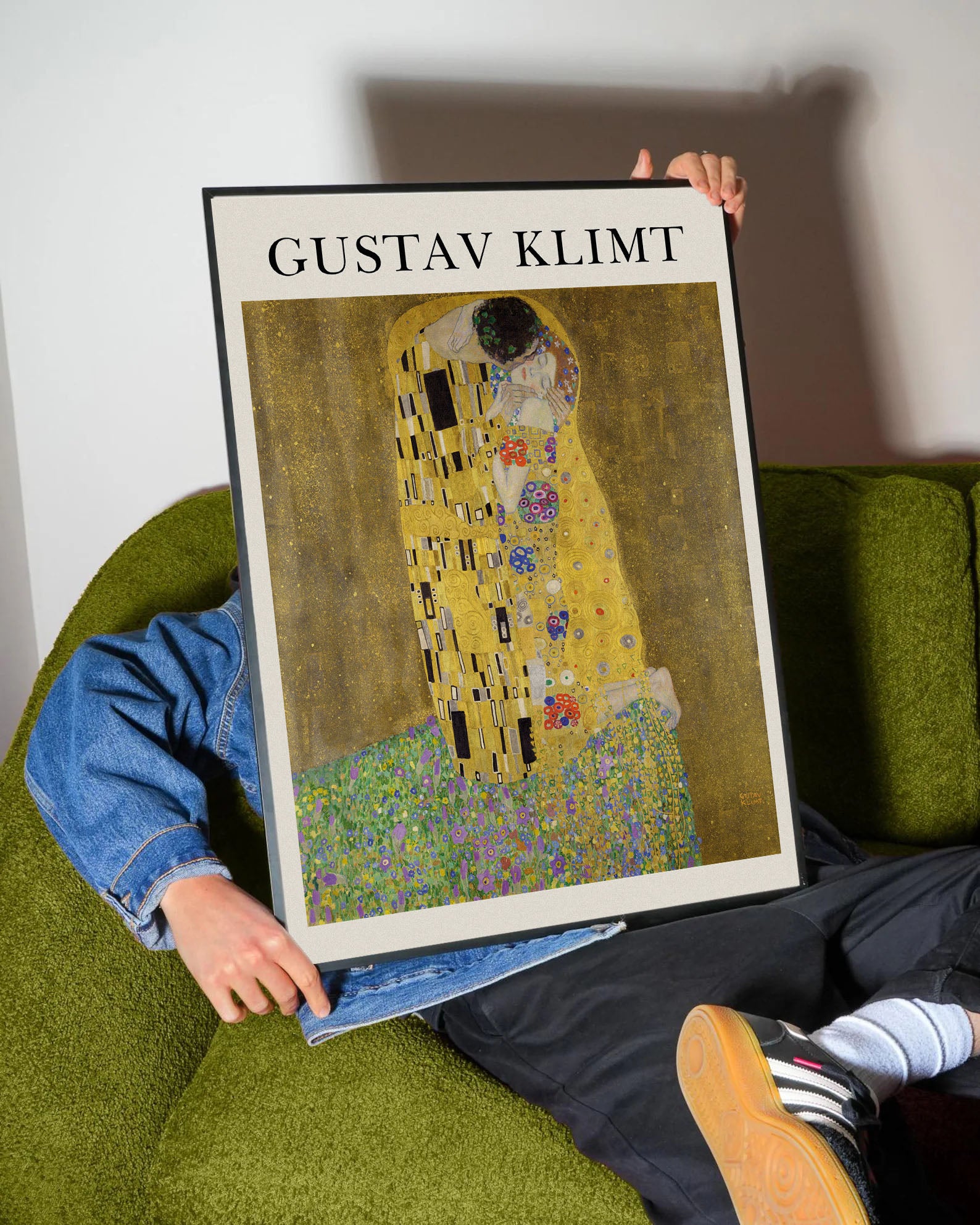 Gustav Klimt'in "Öpücük" tablosunun altın ve renkli detaylarla dolu, romantik Art Nouveau tarzı duvar posteri