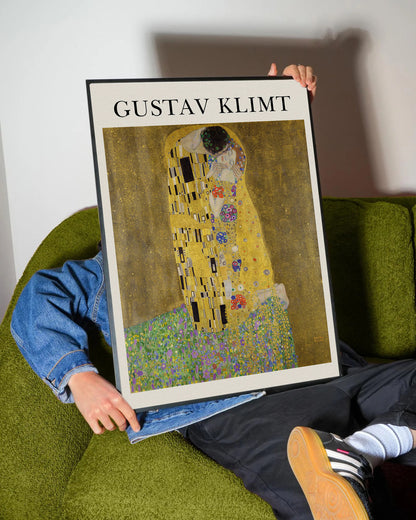 Gustav Klimt'in "Öpücük" tablosunun altın ve renkli detaylarla dolu, romantik Art Nouveau tarzı duvar posteri