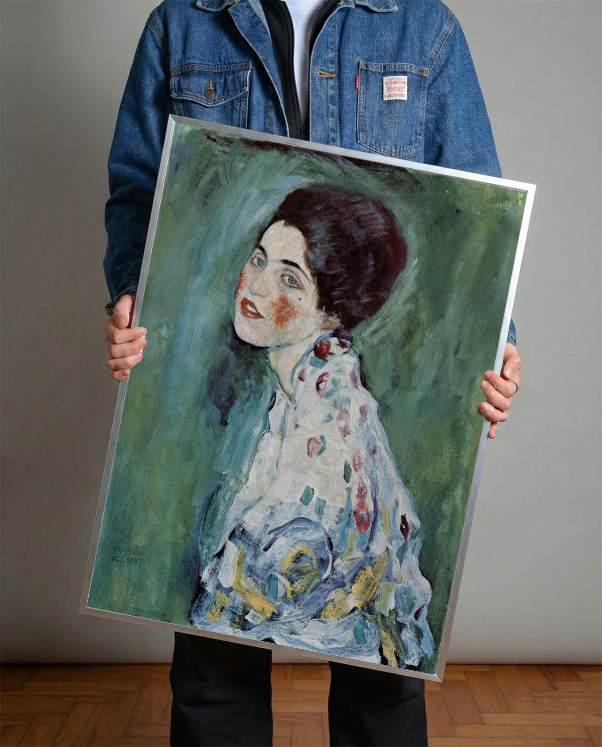 Siyah çerçeveli, Gustav Klimt'in yeşil tonlarda arka plana sahip, renkli fırça darbeleriyle işlenmiş kadın portresi.