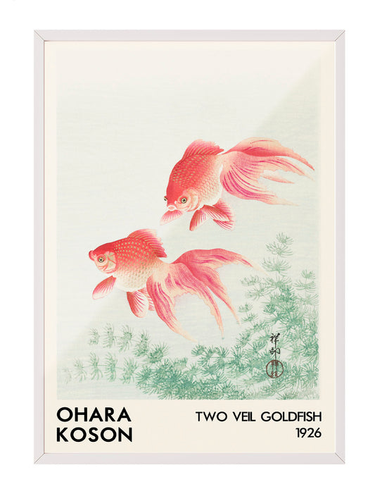 Ohara Koson'un 1926 tarihli, iki pembe tül kuyruk Japon balığı ve yeşil su bitkileri içeren sanatsal posteri.
