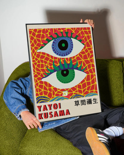 Yayoi Kusama'nın imzası olan, kırmızı zemin üzerinde mavi ve yeşil göz motifli, canlı renkli modern sanat posteri.