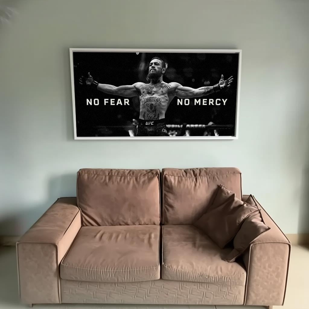 Siyah beyaz Conor McGregor kanvas tablo, kolları açık, 'NO FEAR NO MERCY' yazılı, motivasyonel spor temalı.