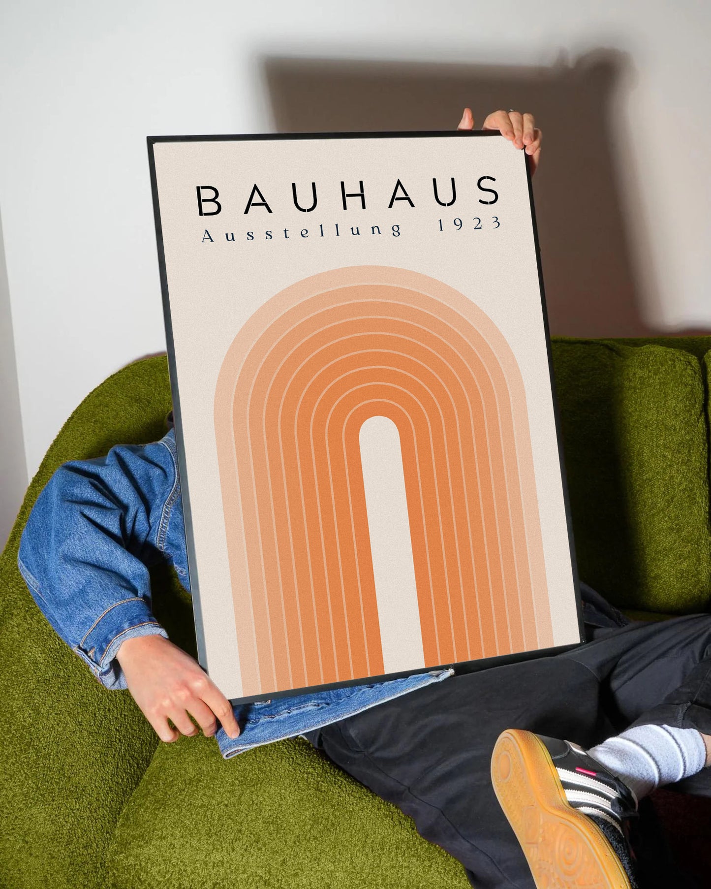 Bauhaus Ausstellung 1923 yazılı, turuncu tonlarında katmanlı kemer deseni içeren modern soyut poster.
