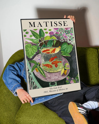 Henri Matisse'in 'The Gold Fish' tablosunu gösteren, canlı turuncu balıklar ve yeşil bitkiler içeren sanatsal poster.