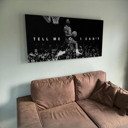 Siyah beyaz Michael Jordan'ın basketbol potasına smaç yaparken çekilmiş, 'Tell Me I Can't' yazılı motivasyon kanvas tablo.