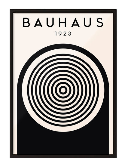 Siyah çerçeveli, krem zemin üzerine siyah konsantrik çemberler ve kemer deseni içeren Bauhaus 1923 posteri.