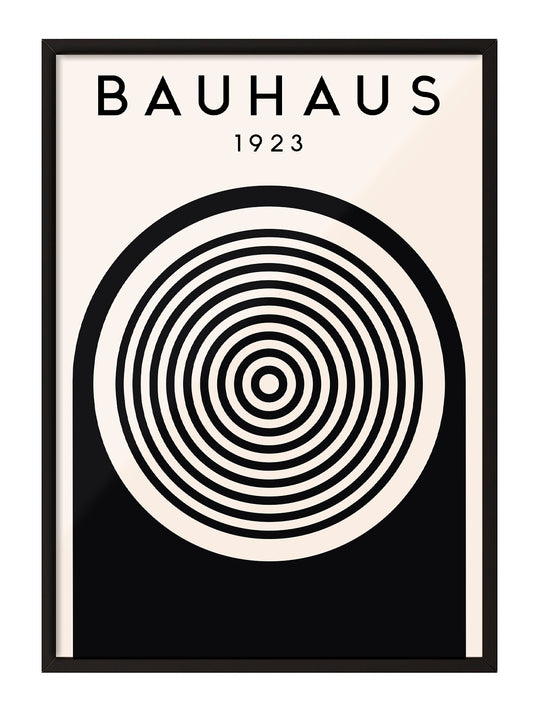 Siyah çerçeveli, krem zemin üzerine siyah konsantrik çemberler ve kemer deseni içeren Bauhaus 1923 posteri.