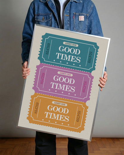 Mavi, pembe ve turuncu renklerde 'Good Times' yazılı retro bilet desenli çerçeveli poster