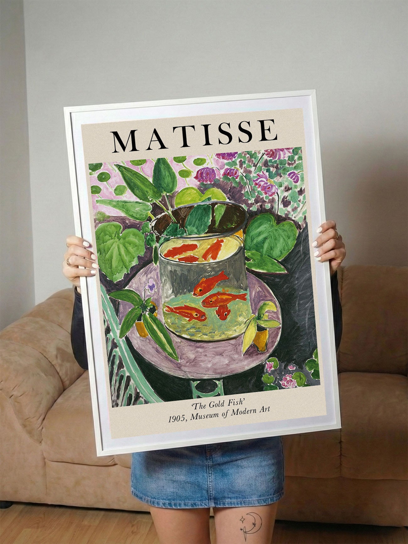 Henri Matisse'in 'The Gold Fish' tablosunu gösteren, canlı turuncu balıklar ve yeşil bitkiler içeren sanatsal poster.