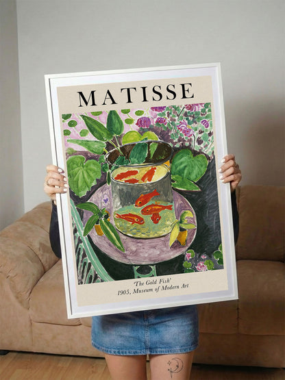 Henri Matisse'in 'The Gold Fish' tablosunu gösteren, canlı turuncu balıklar ve yeşil bitkiler içeren sanatsal poster.