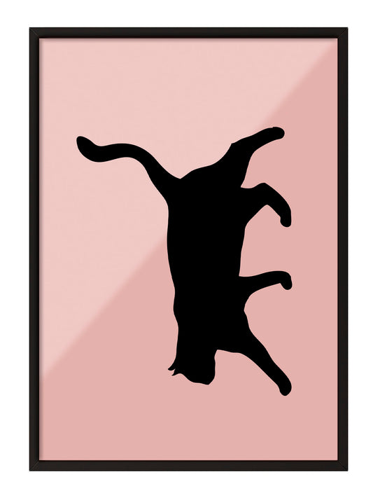 Siyah çerçeveli, pastel pembe fon üzerinde oyunbaz pozda siyah kedi silüeti minimalist poster.