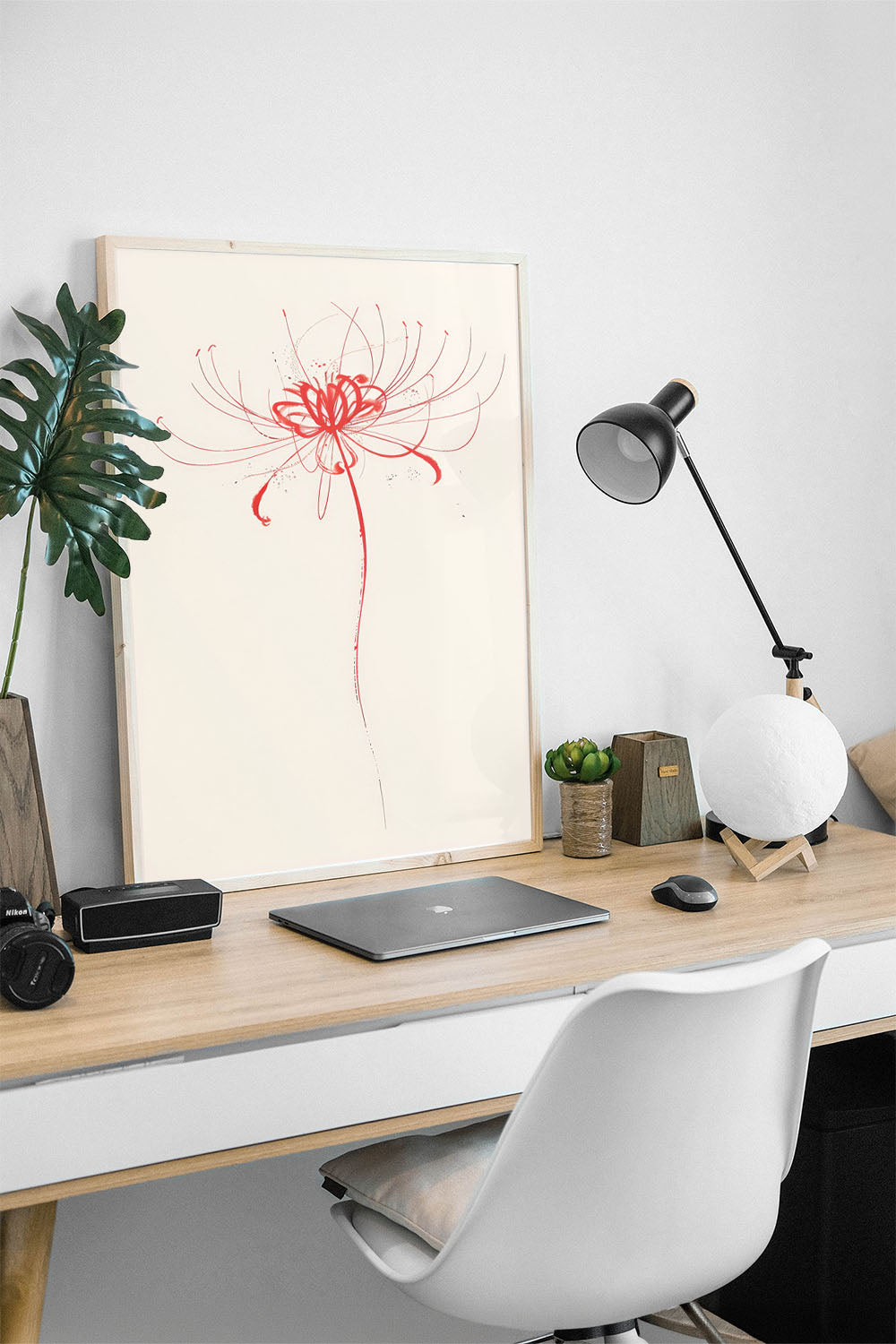 Siyah çerçeveli, açık bej zemin üzerinde soyut kırmızı fırça darbeleriyle çizilmiş minimalist çiçek posteri