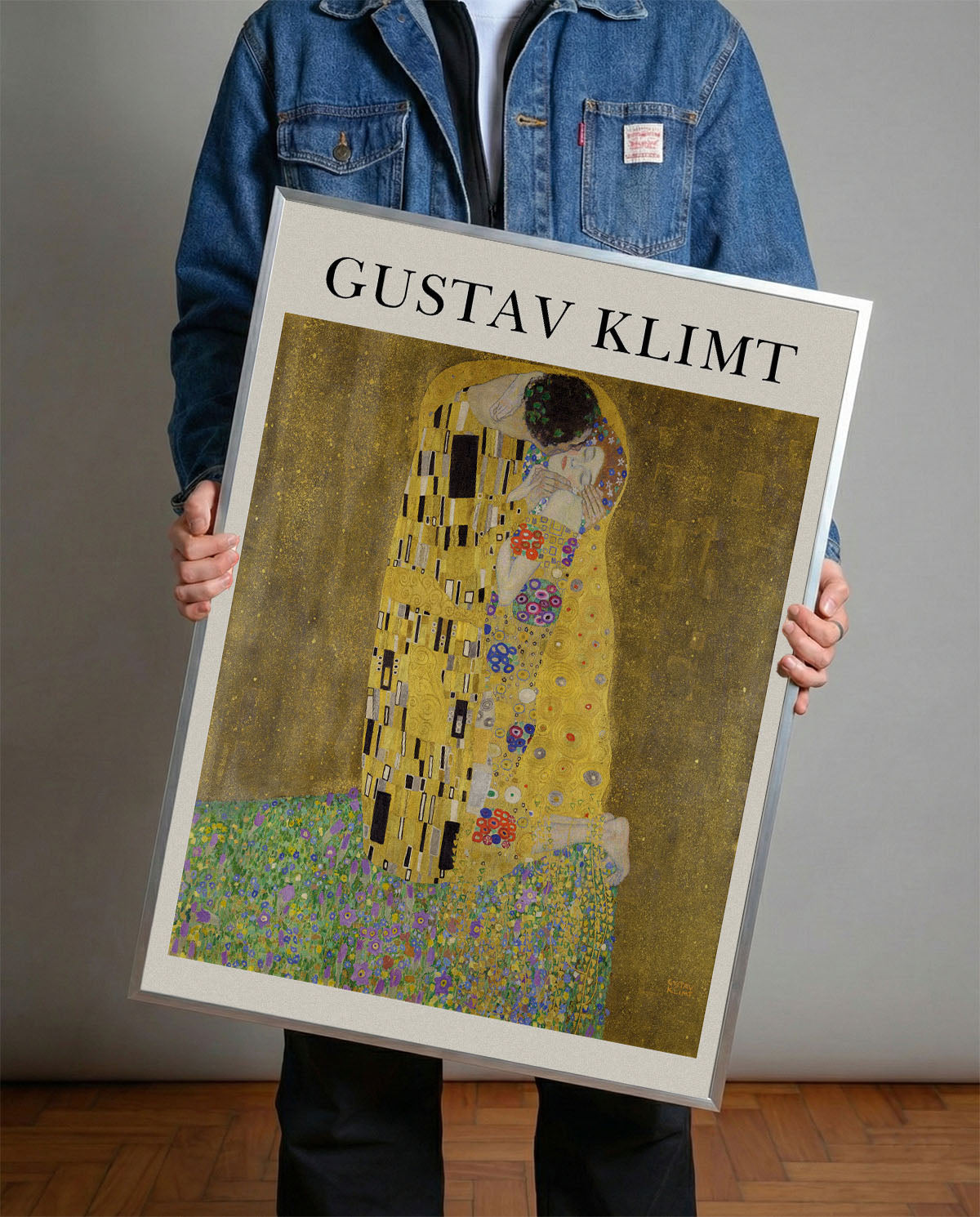 Gustav Klimt'in "Öpücük" tablosunun altın ve renkli detaylarla dolu, romantik Art Nouveau tarzı duvar posteri