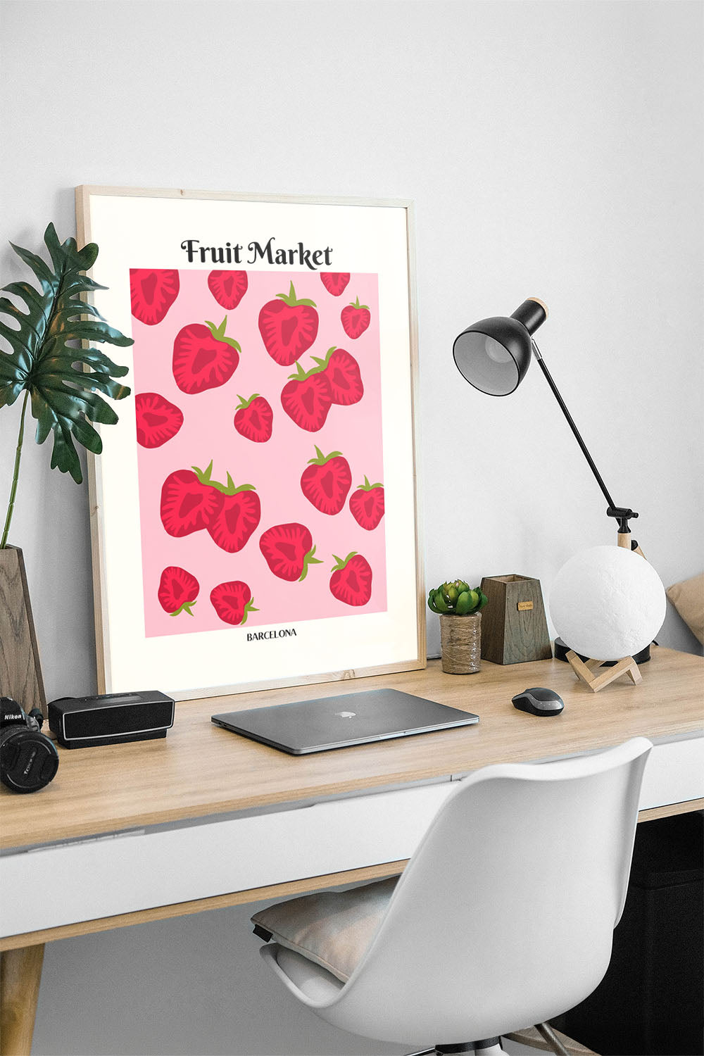 Çerçeveli pembe zeminli, kırmızı çilek desenli 'Fruit Market Barcelona' posteri