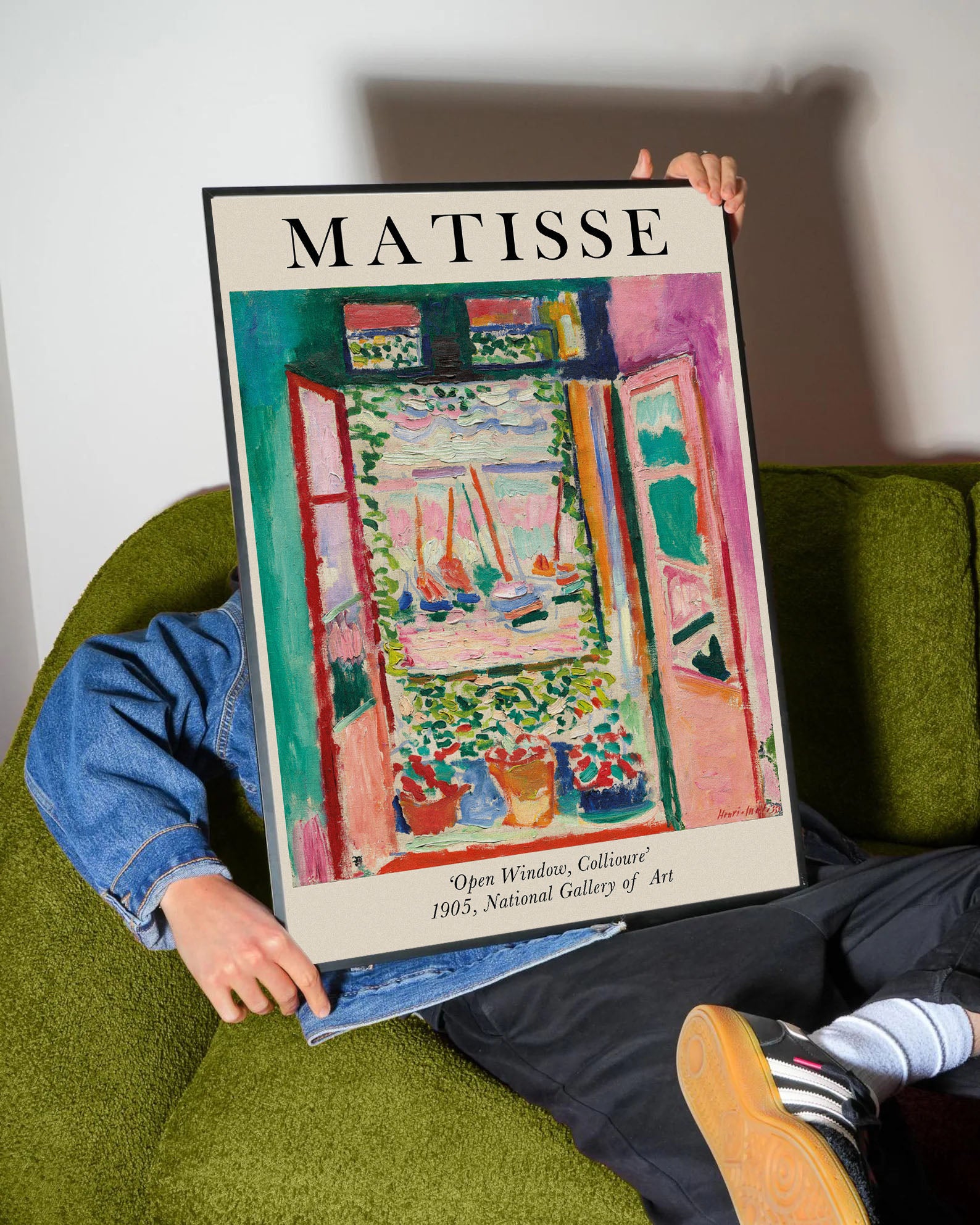 Henri Matisse'in 'Open Window, Collioure' tablosunu gösteren, canlı renkli, Fauvist tarzda pencere manzarası posteri.