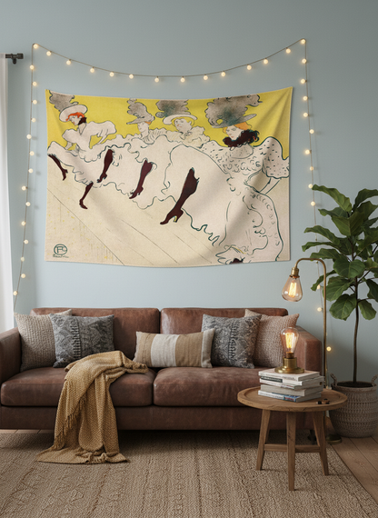 Art Nouveau tarzı dans eden kadın figürlü, sarı zeminli dekoratif duvar örtüsü, modern bir salonda asılı.