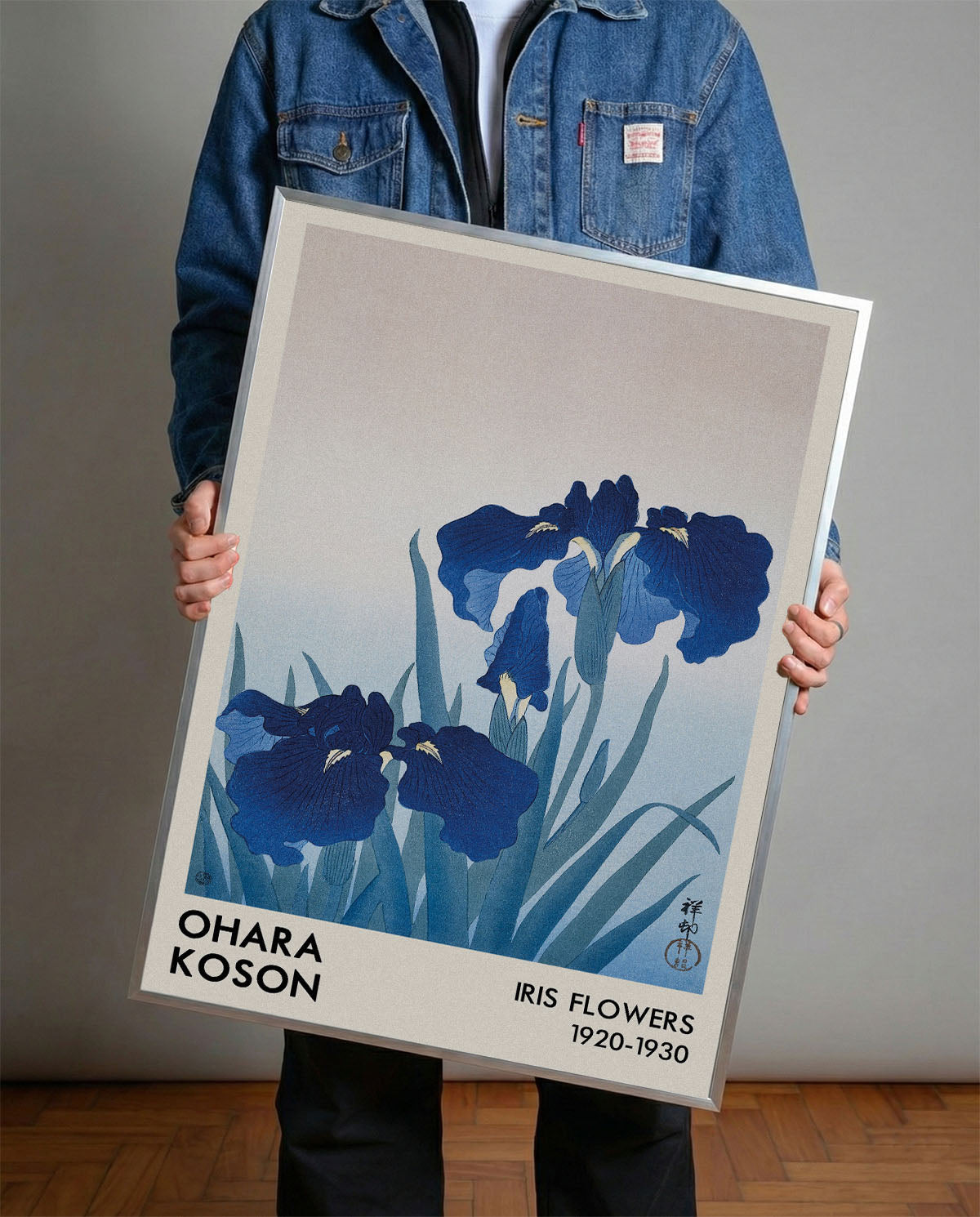 Ohara Koson'un derin mavi iris çiçeklerini tasvir eden, Japon ukiyo-e tarzı sanatsal poster.