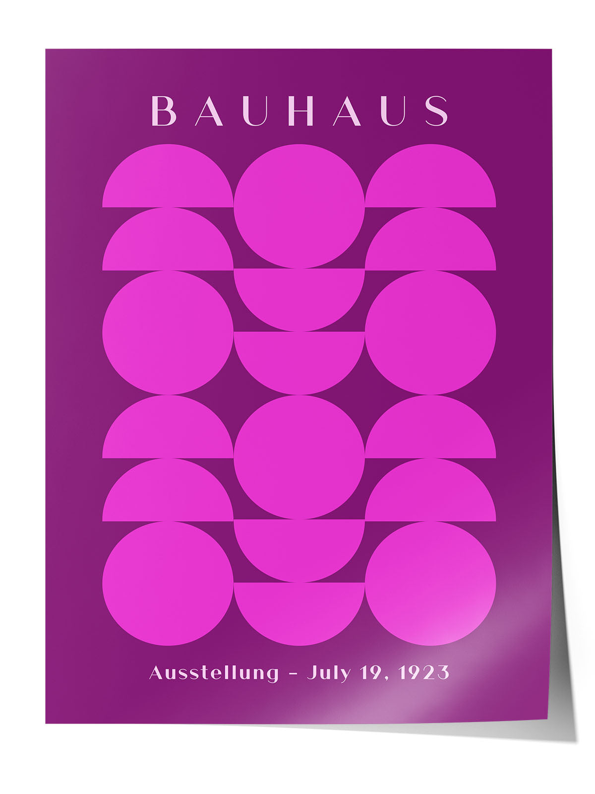 Mor zemin üzerinde pembe daire ve yarım dairelerden oluşan, Bauhaus stilinde geometrik desenli modern poster.