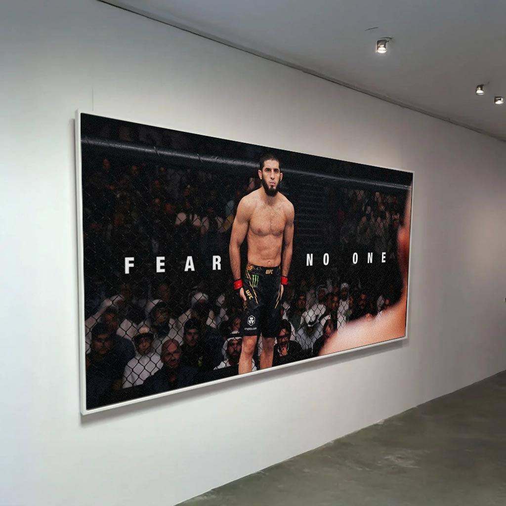 MMA dövüşçüsü Islam Makhachev'in kafeste durduğu, 'Fear No One' yazılı motivasyon kanvas tablo.
