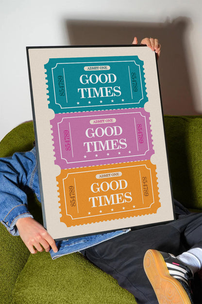 Mavi, pembe ve turuncu renklerde 'Good Times' yazılı retro bilet desenli çerçeveli poster