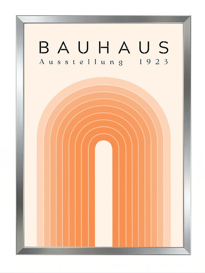 Bauhaus Ausstellung 1923 yazılı, turuncu tonlarında katmanlı kemer deseni içeren modern soyut poster.