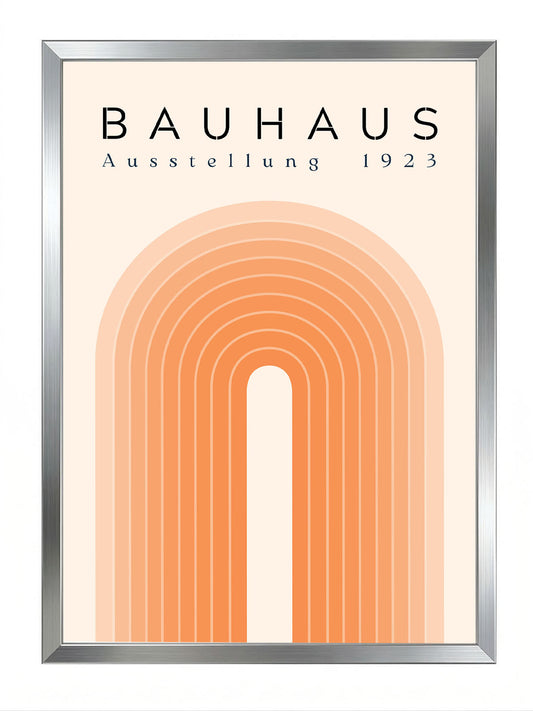 Bauhaus Ausstellung 1923 yazılı, turuncu tonlarında katmanlı kemer deseni içeren modern soyut poster.