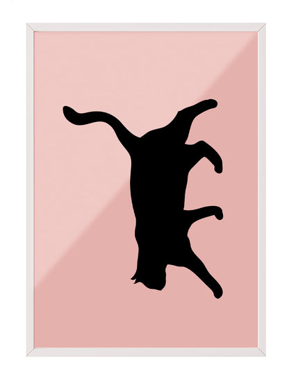 Siyah çerçeveli, pastel pembe fon üzerinde oyunbaz pozda siyah kedi silüeti minimalist poster.
